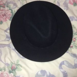 frumpy black hat