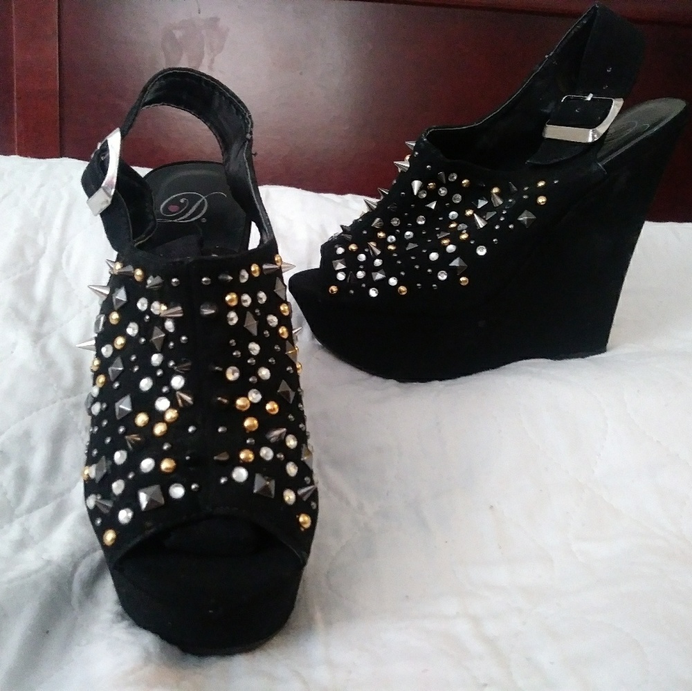 Direct! by Delicious Sz. 6 Studded Platform Wedge