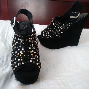 Direct! by Delicious Sz. 6 Studded Platform Wedge