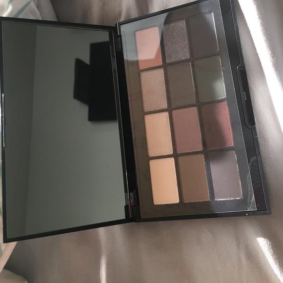 Eyeshadow palette - Picture 2 of 3