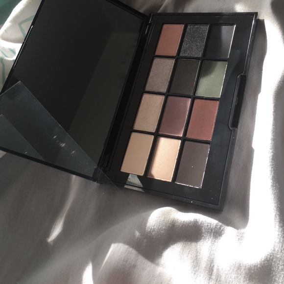 Eyeshadow palette - Picture 3 of 3