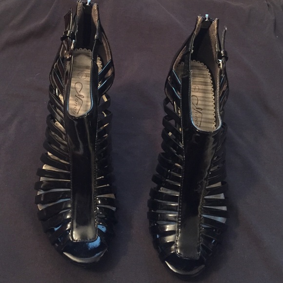 Black 2.5 inch heels. Great condition
