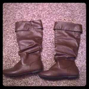 Dark brown fashion boots, leather on the outside