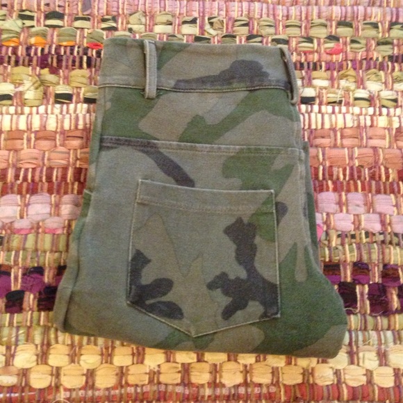 Brandy Melville cropped camo pants