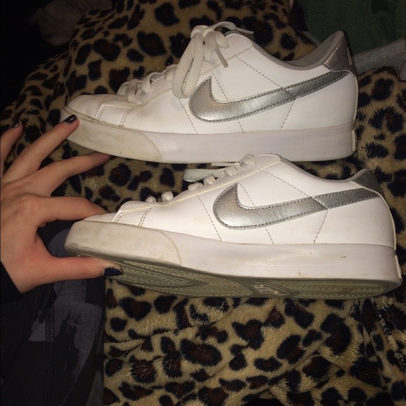 White/silver nikes🐘