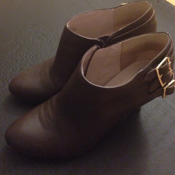 Vince Camuto booties 7.5 brown color