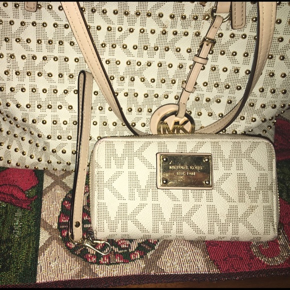 Michael kors wristlet/phone case