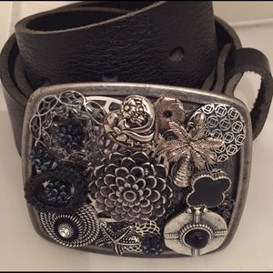 BBuckled interchangeable Belt