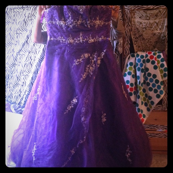I'm selling this beautiful purple designer gown!