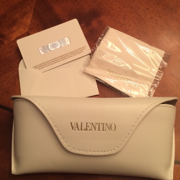 NWT Valentino Sunglasses display picture 3