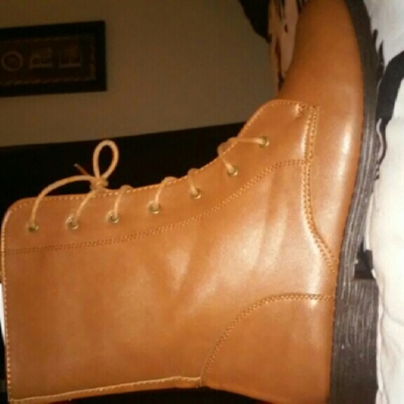 Chestnut colored combat boots - Picture 4 of 4