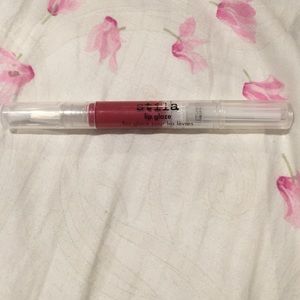 Still lip glaze in the shade glamour