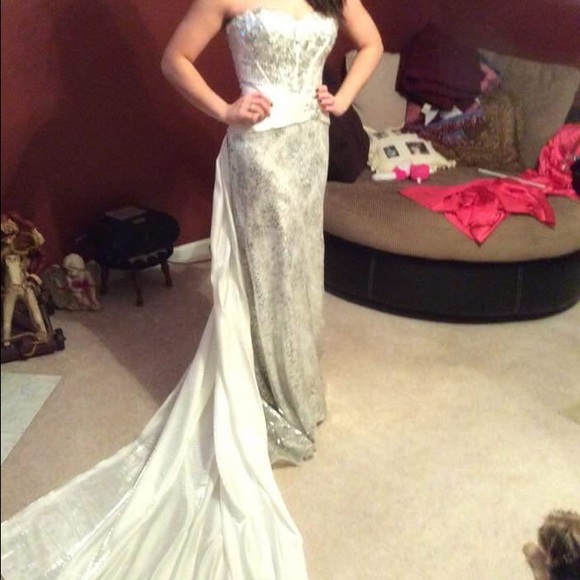 White 2014 Tony bowls custom made gown. Size 4-6.
