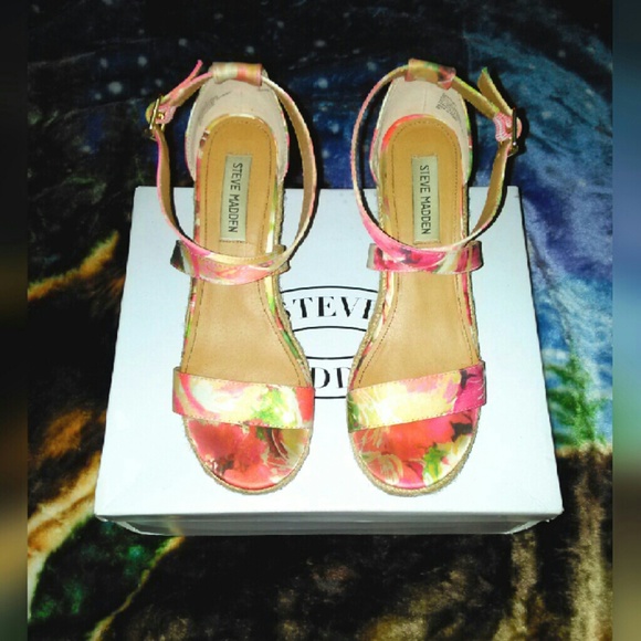 Steve Madden Floral Wedge *SUMMER 2015 COLLECTION* - Picture 1 of 3
