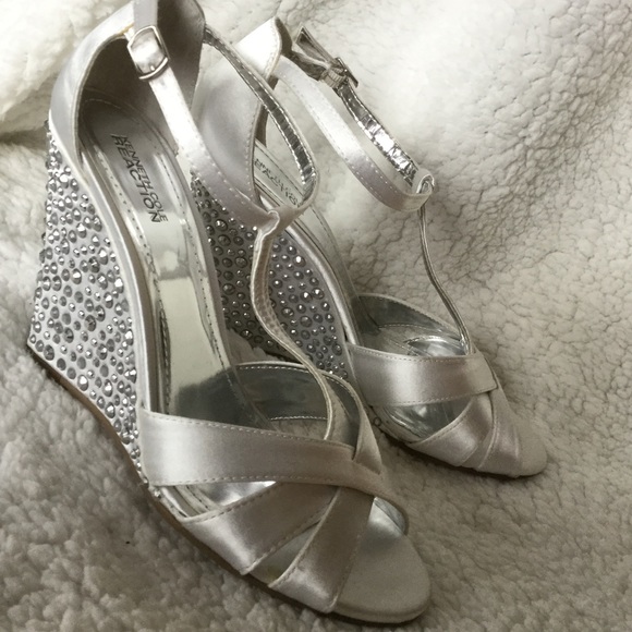 Kenneth Cole Reaction Shoes - ✨Stunning NEW White Satin Silver Studded Wedges✨