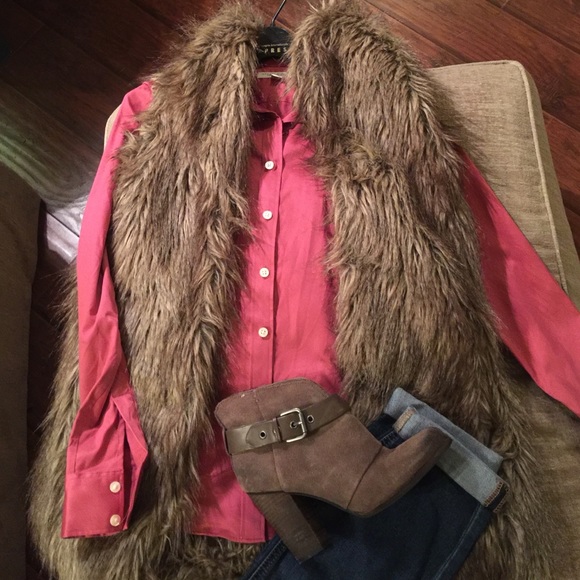 WORK IT ๐๐๐ . Beautiful button down. Soft ๐ - Picture 4 of 4