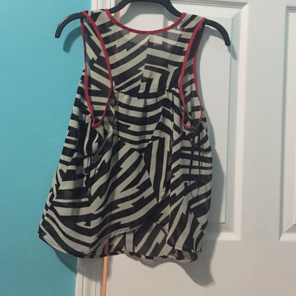 Shirt with red trimming and buttons - Picture 2 of 3