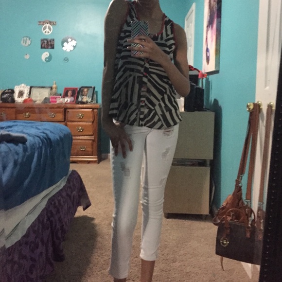 Shirt with red trimming and buttons - Picture 3 of 3