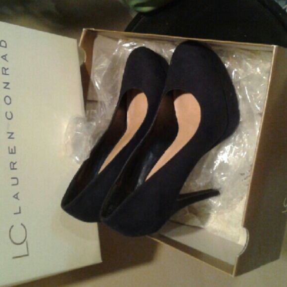 High-heeled shoes