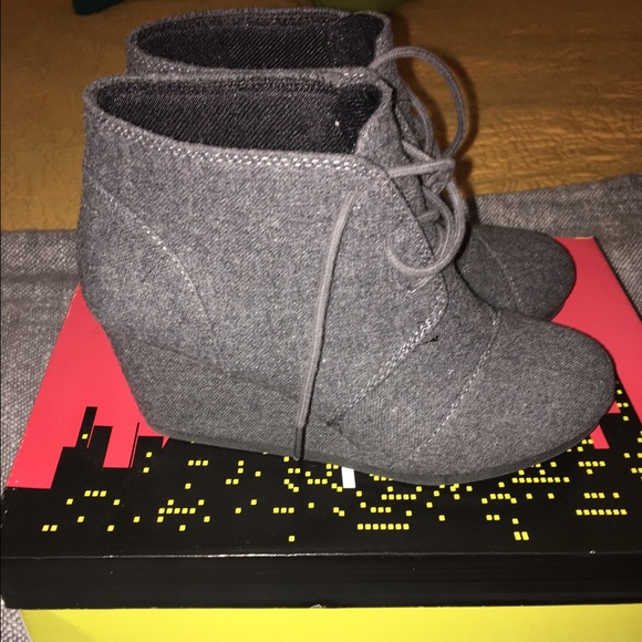City Classified Rex Wedge Ankle Shoe