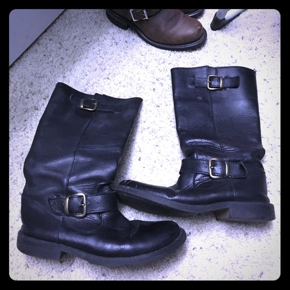 Flat boots