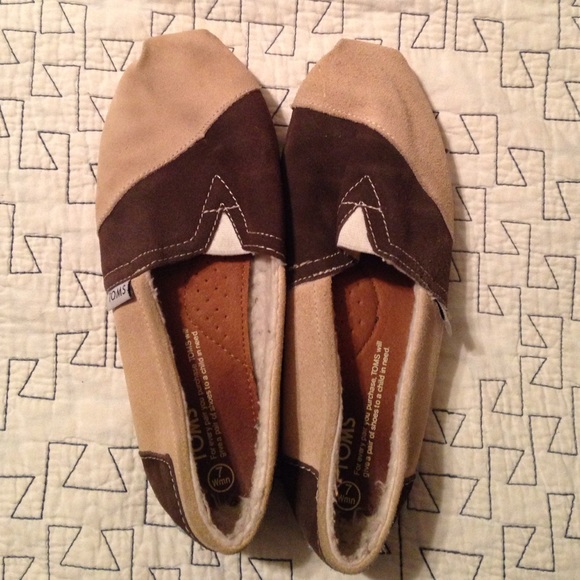 Brown & tan TOMS