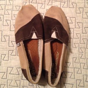 Brown & tan TOMS