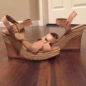 BCBG cream wedges 6.5