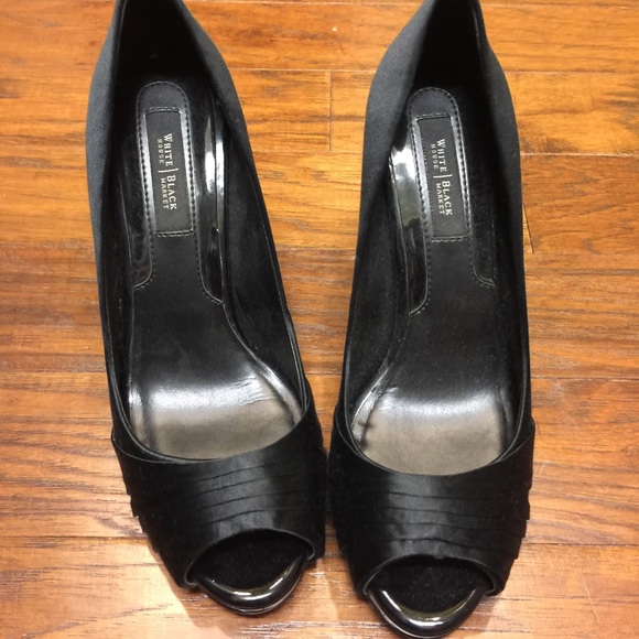 White House Black Market size 6 Satin heels