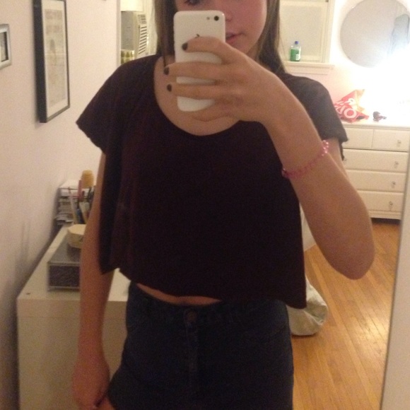 maroon short sleeved crop top