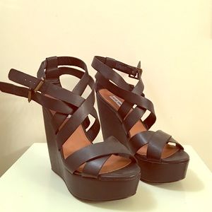 Steve Madden Connected Wedges in Black, Size 8.5