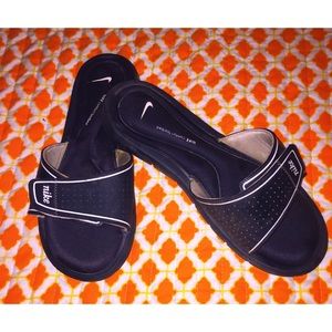 Black women's Nike slides!