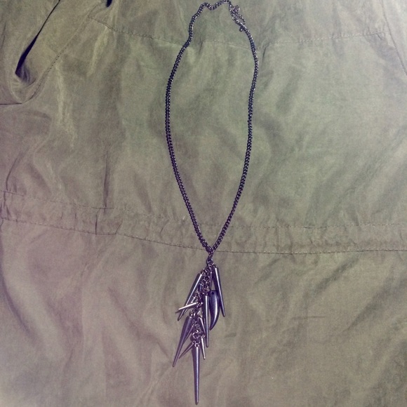 Piercing pointed necklace