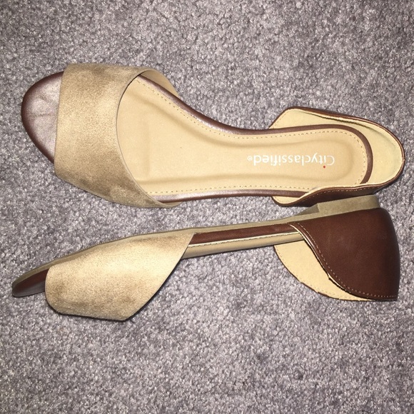 Open toe dorsal flats.