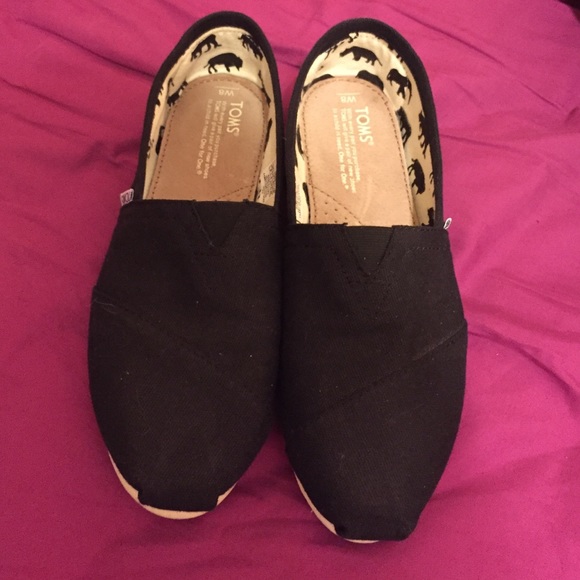 Black TOMS