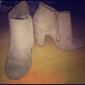 Barely worn booties 💕💕💕