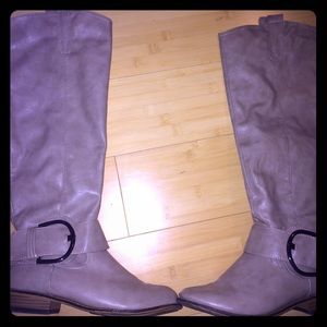 Knee-high light grey boots 💕💕💕💕