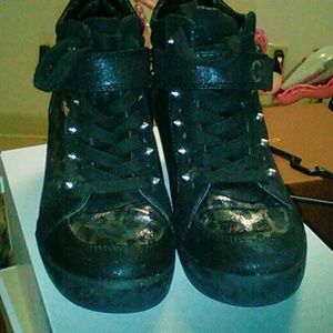 Woman's guess wedge sneaker