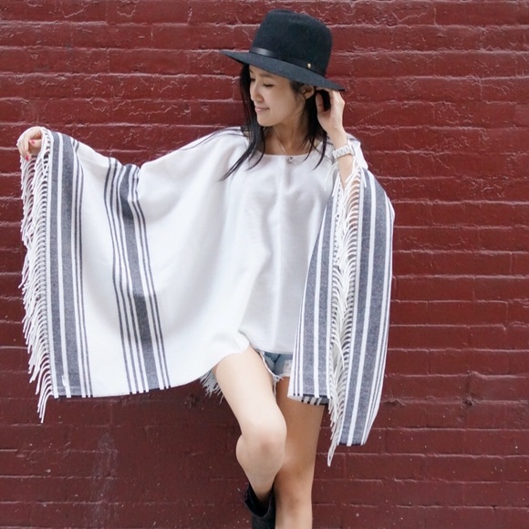 🎉 Host Pick 🎉 Gorgeous White Cape