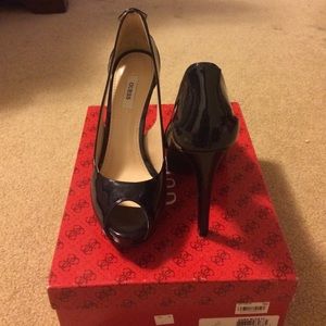 Guess Pumps