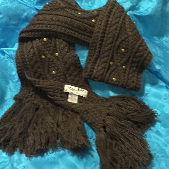 .The scarf was 🚫sold🚫 in a bundle.
