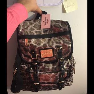 Sporty look pack back, never worn.