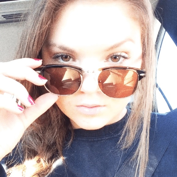 Meet your Posher, Gabrielle - Picture 1 of 1