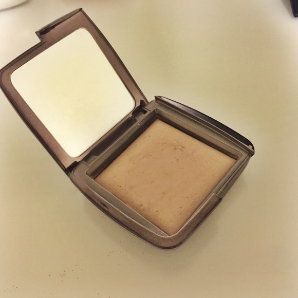 Hourglass Ambient Lighting Powder in Dim Light