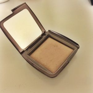 Hourglass Ambient Lighting Powder in Dim Light