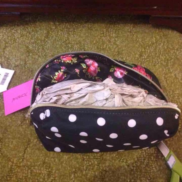 BETSEY JOHNSON Quilted Heart Zippered Makeup Case Travel Bag  NWT Betsey Johnson cosmetic bag ❣