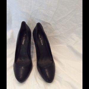 Pour La Victoire  black snake skin print pump