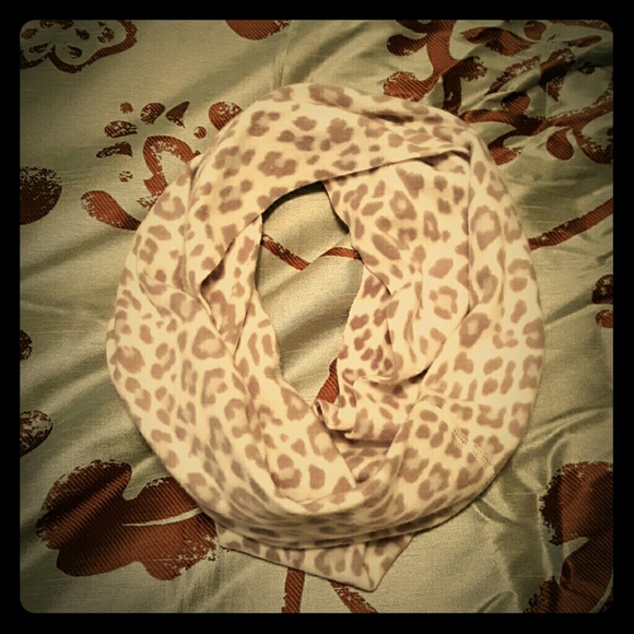 Old Navy leopard infinity scarf