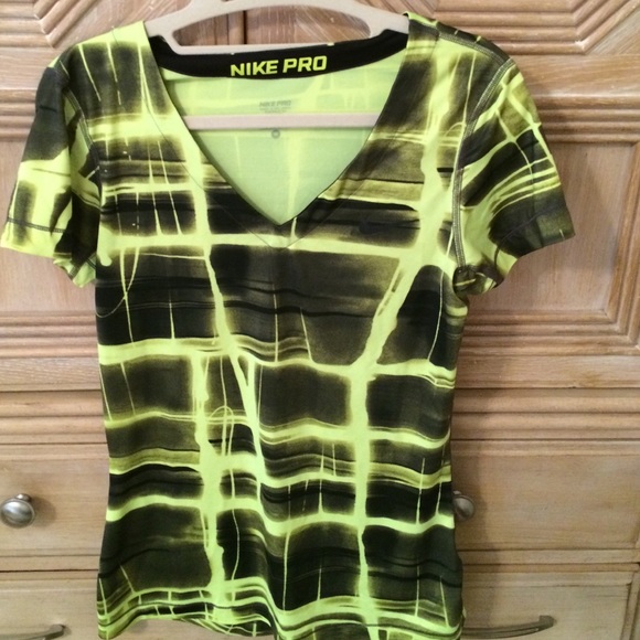 🎀NIKE PRO v-neck women's top🎀