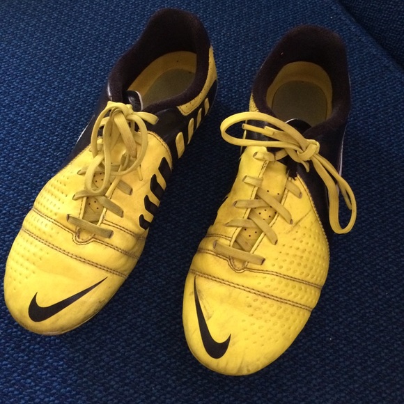 Nike artificial turf soccer cleat 5Y